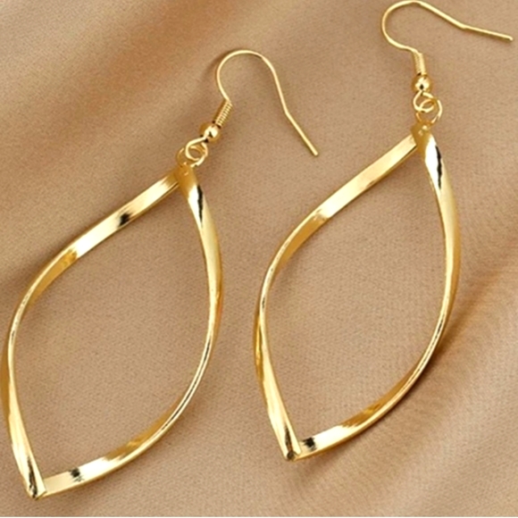 ๐ Gold tone Fashion Hollow-Out alloy Earrings ๐ - Picture 3 of 6